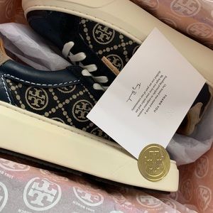 T MONOGRAM LADYBUG SNEAKER SIZE 7 IT COMES WITH DUST BAG AND SHOE BOX